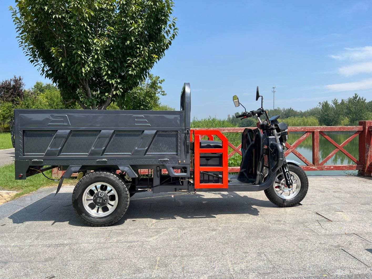 Senka 2024 New Exclusive Patent Shock-Absorbent Seat 1500W Motor Chad Multiple Color Electric Cargo Tricycle