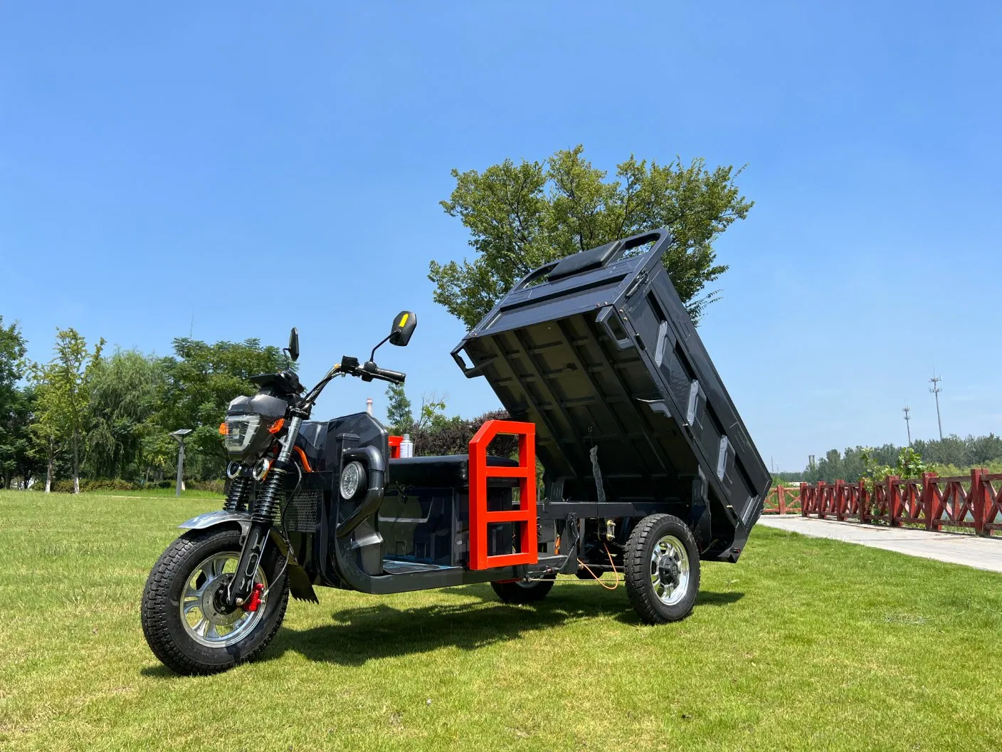 Senka 2024 New Exclusive Patent Shock-Absorbent Seat 1500W Motor Chad Multiple Color Electric Cargo Tricycle - Image 5