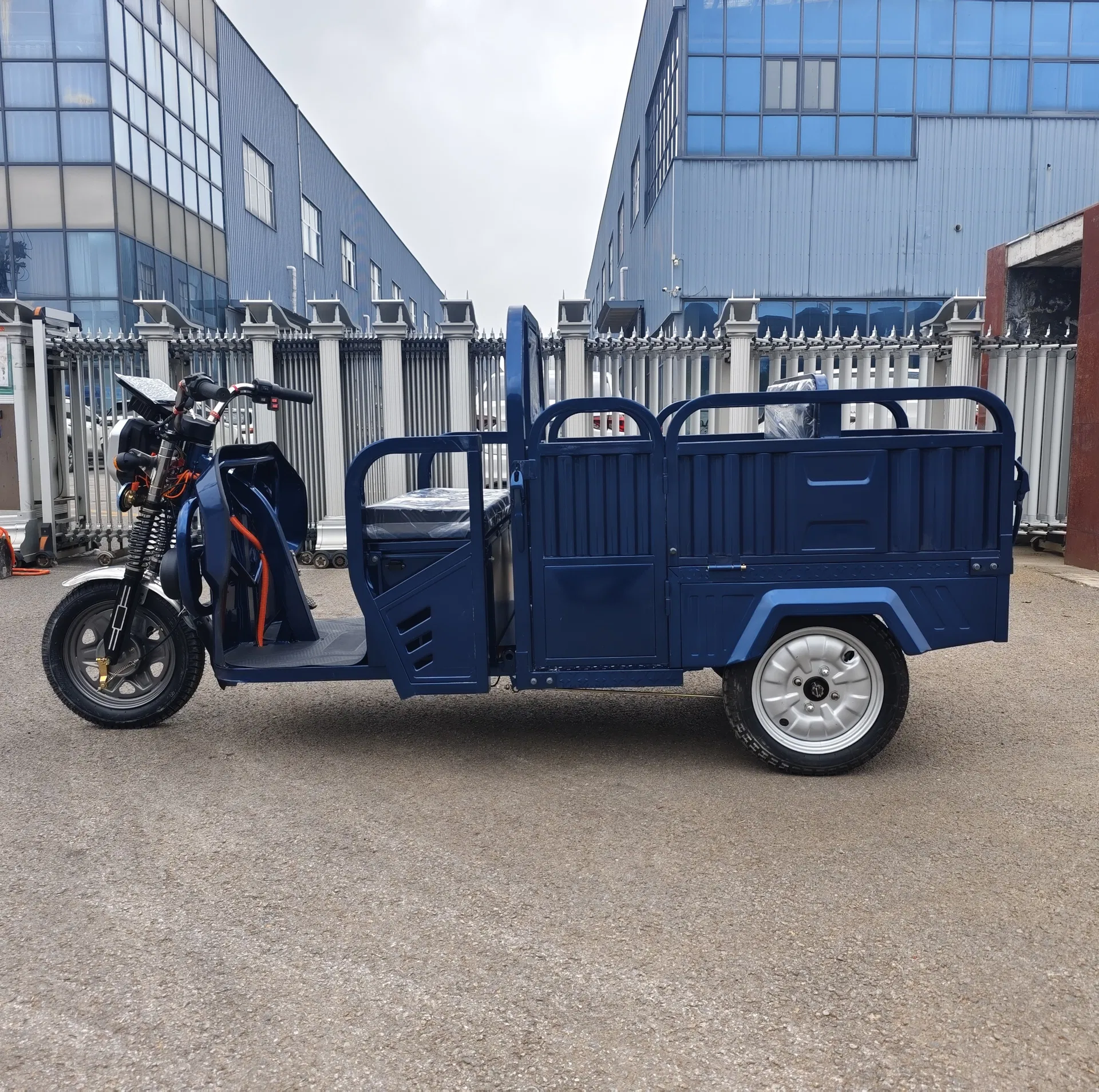 Factory Outlet Electric Cargo Tricycle Dual Use Passenger and Freight Cabin Passenger Seat Electric Cargo Tricycle - detail 2