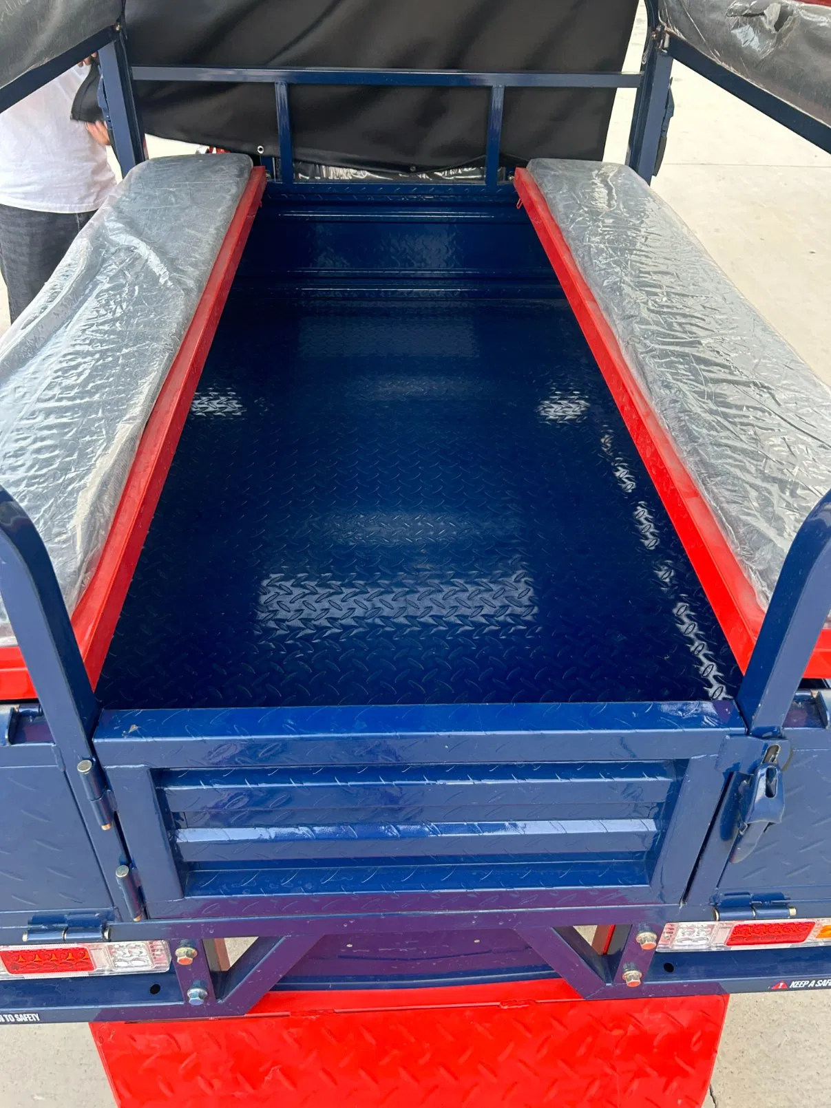 8 Seats Electric Passenger Tricycle with Multi-Use Rear Cargo Box - Image 6