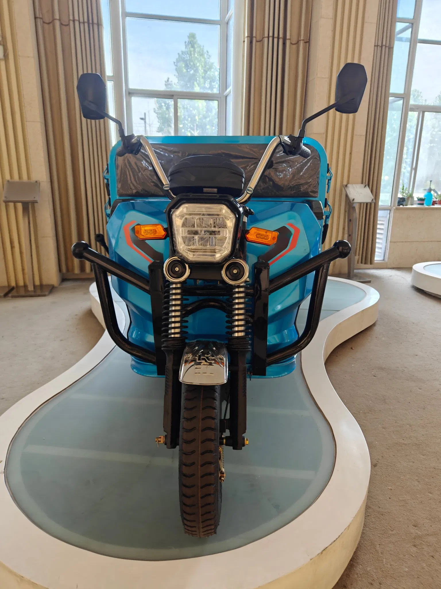 Powerful 60V 1500W Electric Cargo Tricycle for Efficient Transport - Image 3