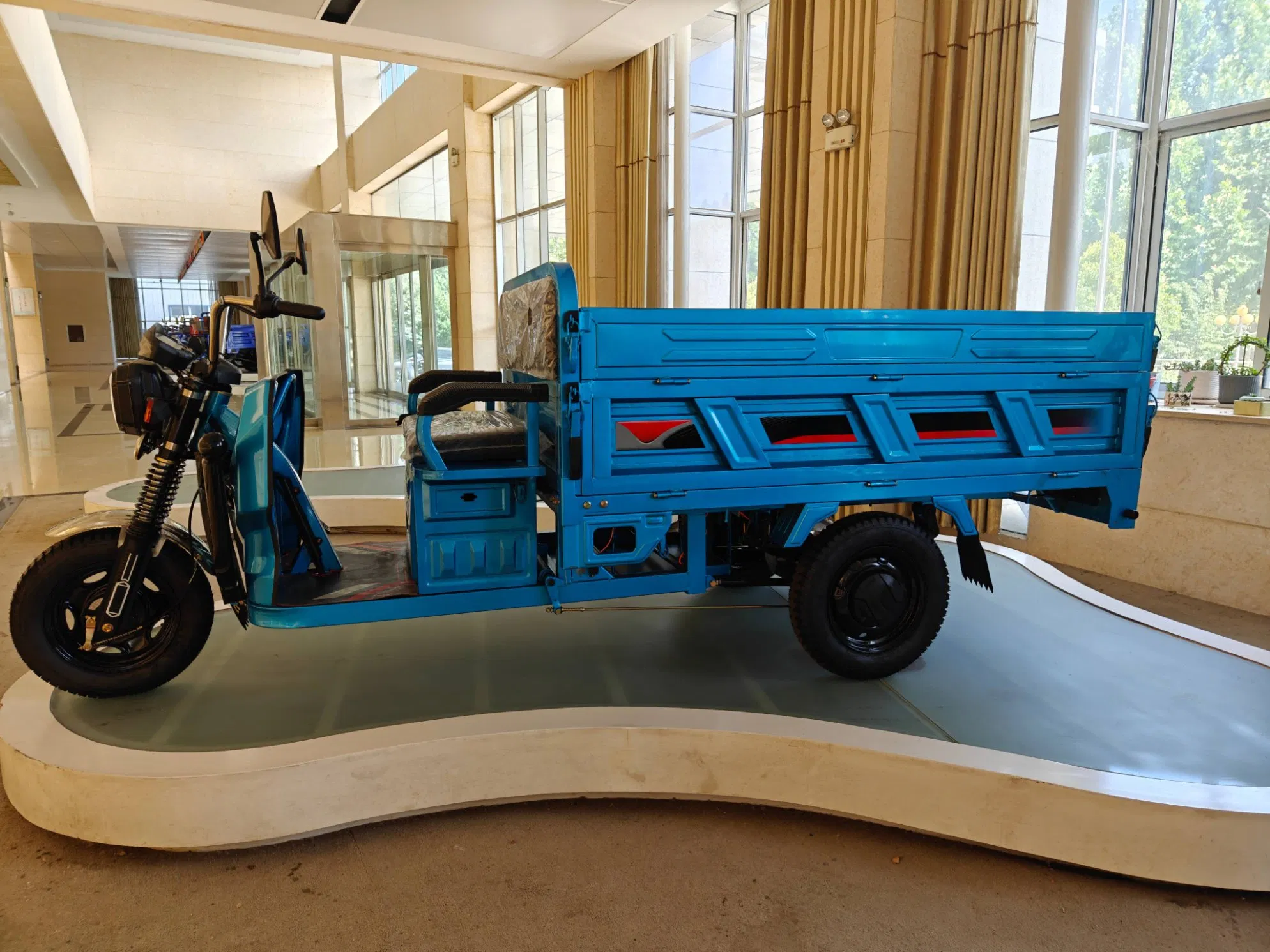 Powerful 60V 1500W Electric Cargo Tricycle for Efficient Transport - Image 4