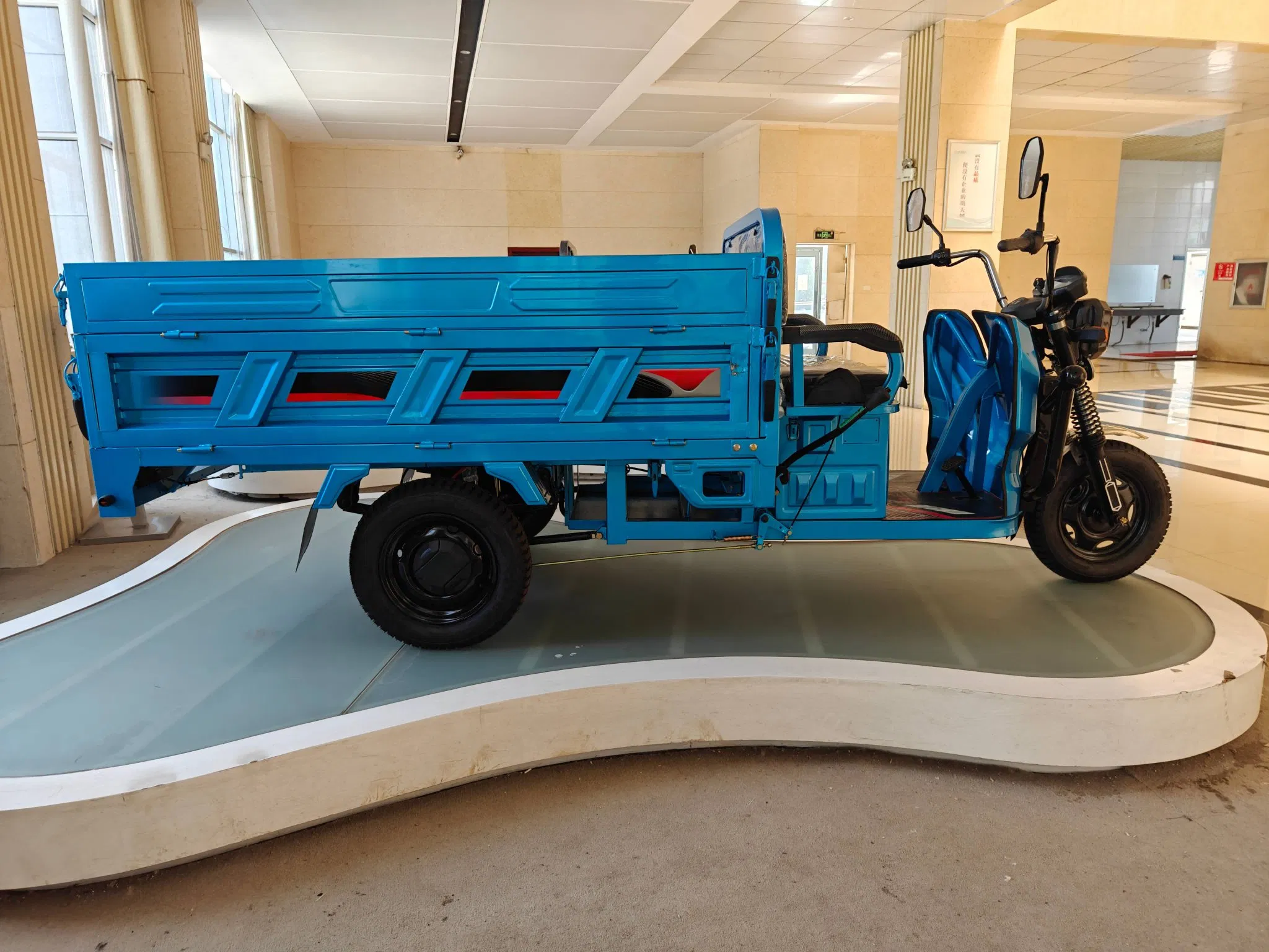 Powerful 60V 1500W Electric Cargo Tricycle for Efficient Transport - Image 5