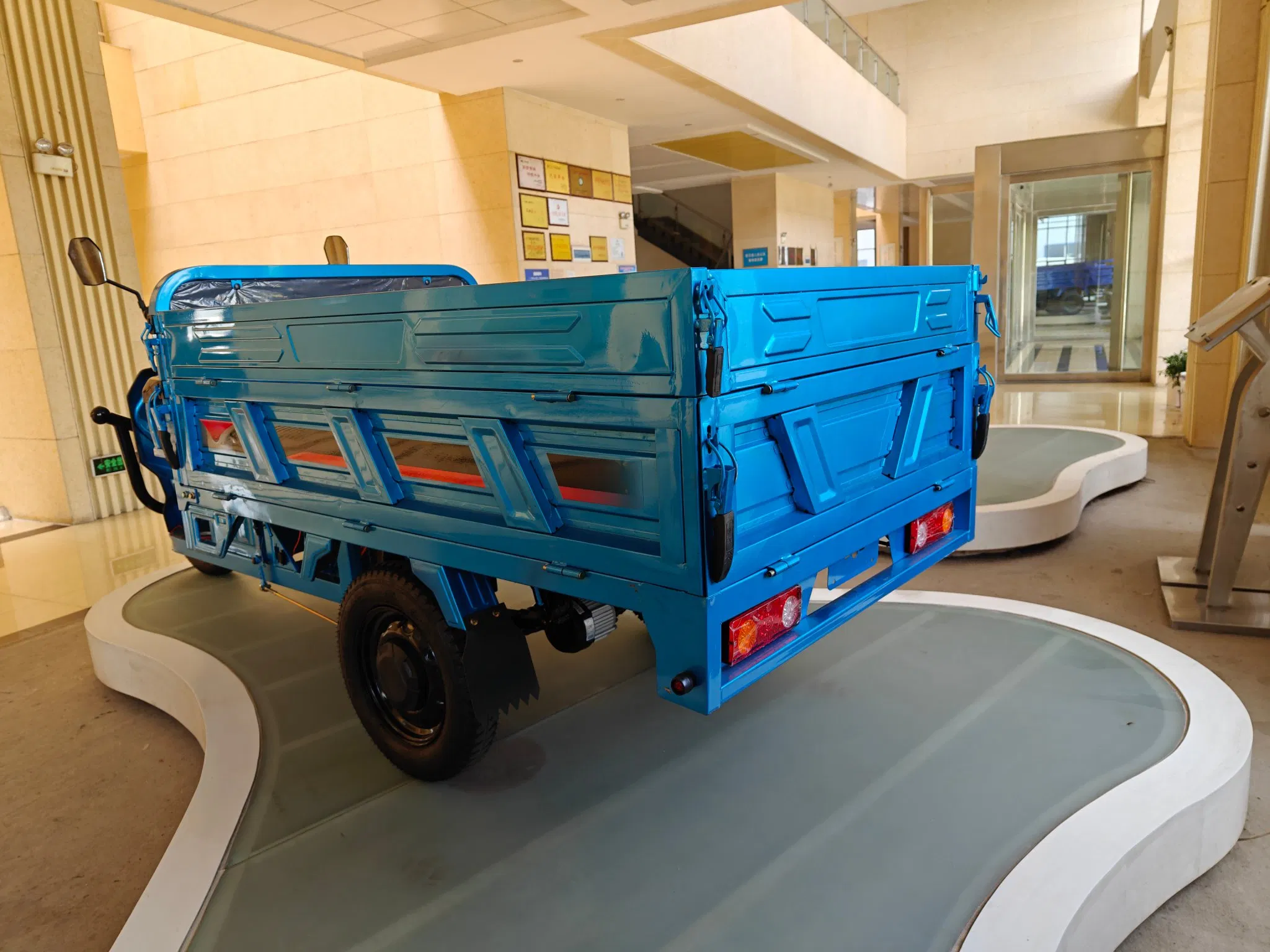 Powerful 60V 1500W Electric Cargo Tricycle for Efficient Transport - Image 6
