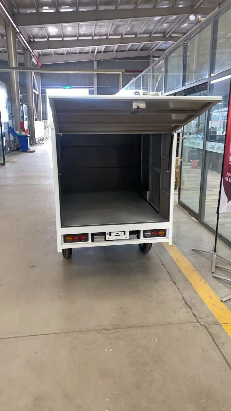 1000W Motor Versatile Cabin Electric Cargo Tricycle for Urban Delivery Solutions - detail 5
