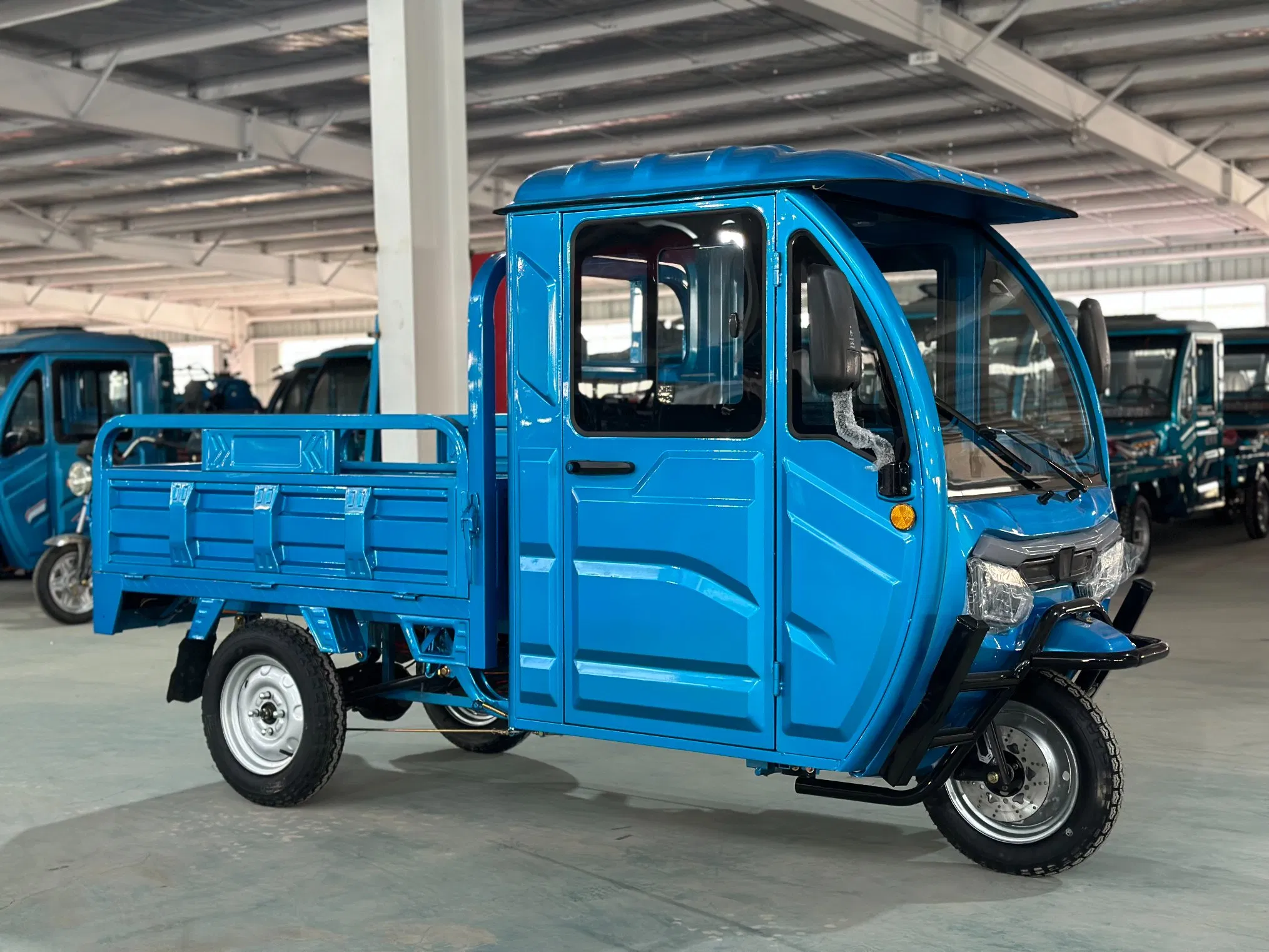 New 2023 EEC Type Cargo Tricycle 60V1000W Closed Body Electric Cargo Tricycle - Image 4